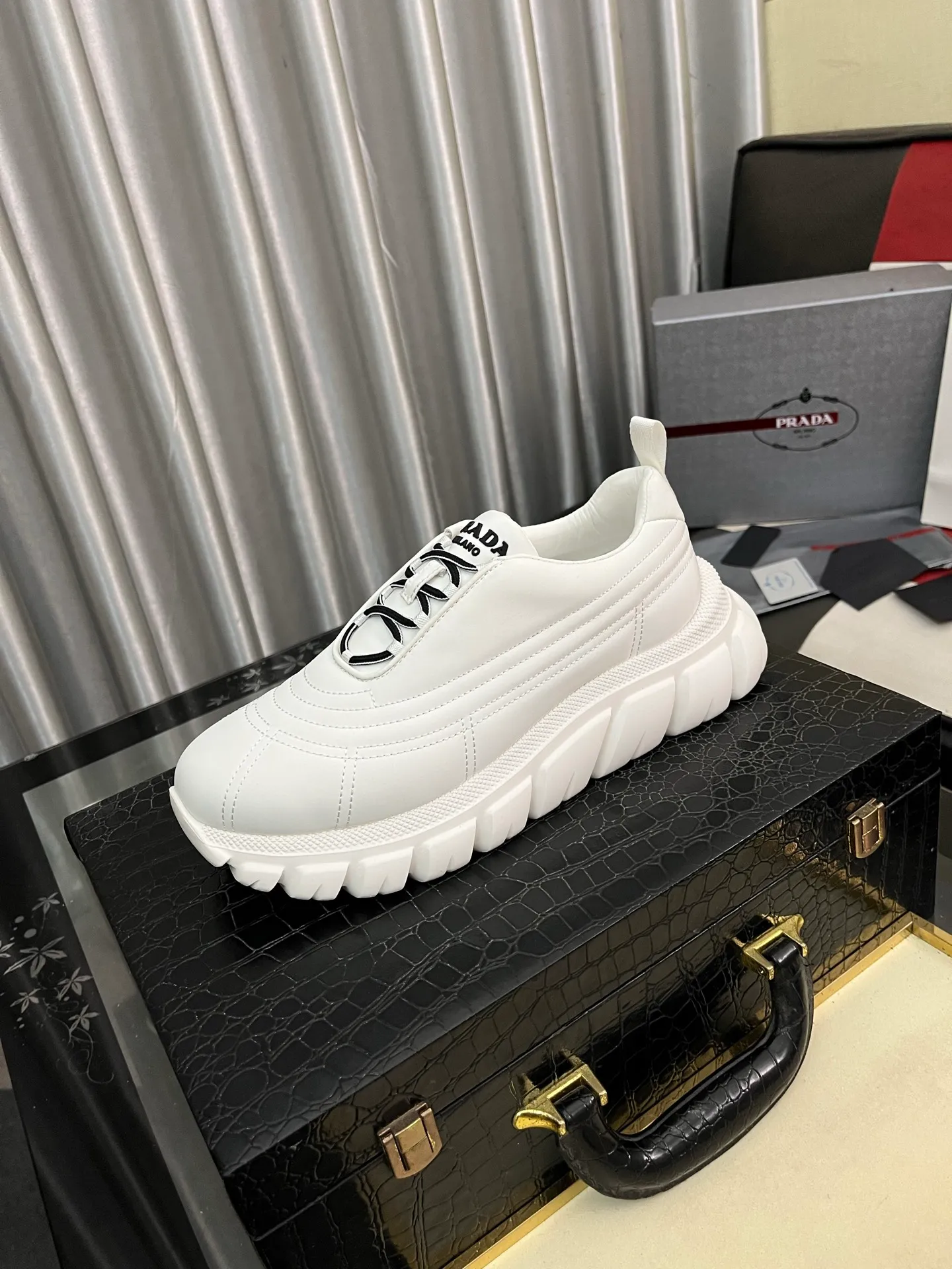 Men's shoes 💰560⌚️⌚️【PRADA】Prada - high-end quality original order 🔍🔍🔍 casual sports shoes - Upper: imported 🔝 Napa calfskin, pebbled calfskin, branded epoxy hollow mesh canvas, shoe body sewn with branded metal fasteners - Lining: water-dyed cowhide - Outsole: ultra-light TPU foam rubber; two-color molded outsole -Ultra-high quality control, fine workmanship, highlighting (high-end, nobility, class) -Size: 38-445️⃣colors available